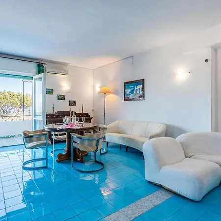 2 Bedroom Nice Apartment In Ischia Appartement *
