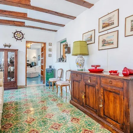 2 Bedroom Nice Apartment In Ischia Appartement *